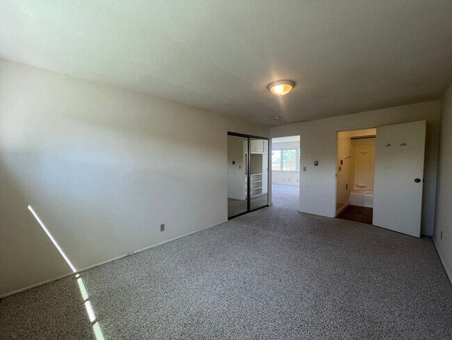 Building Photo - Bright & Spacious One-Bedroom Overlooking Lake Washington!
