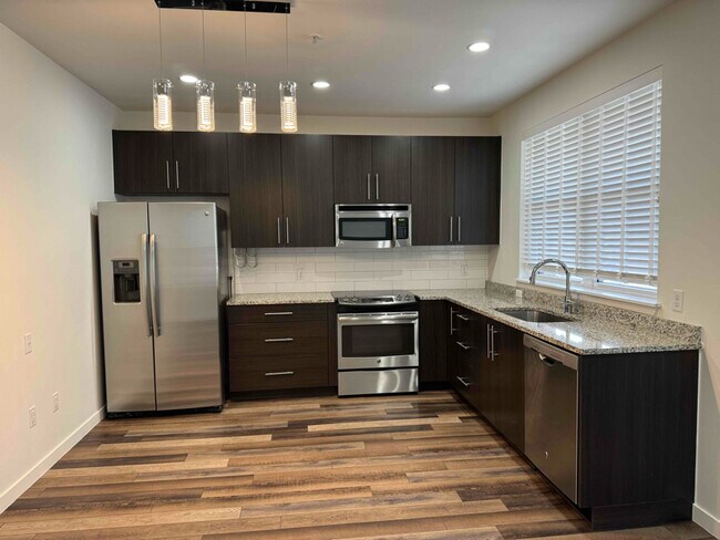 Building Photo - 336 E 1st Ave