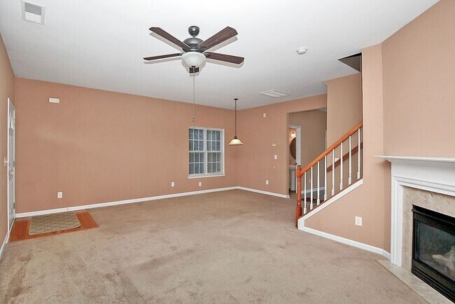 Building Photo - End Unit 3BD/2.5BA Townhome in Mill Creek!
