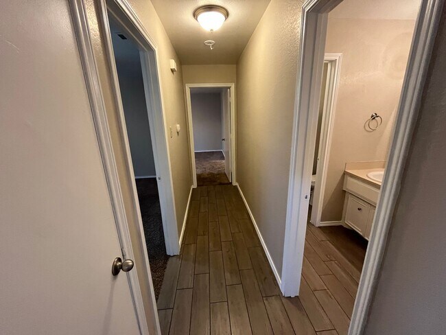 Building Photo - Cute Duplex