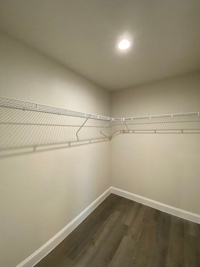 Building Photo - Desirable SW Ocala Neighborhood, 3/2/2 **W...