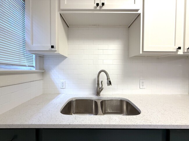 Building Photo - 807 E Edgemont Ave