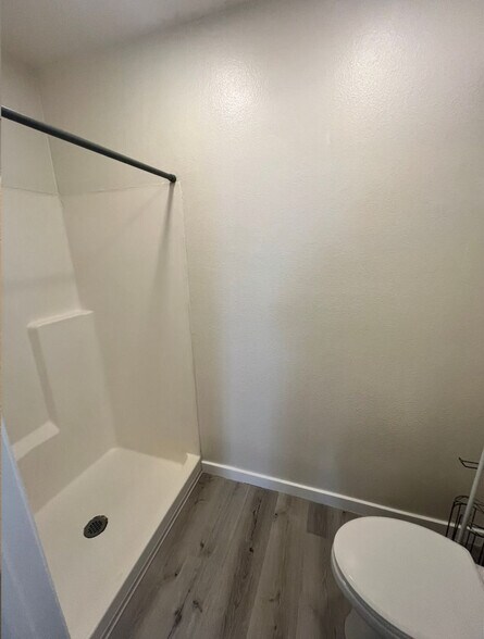 Shower on right side suite - 3980 Faircross Pl
