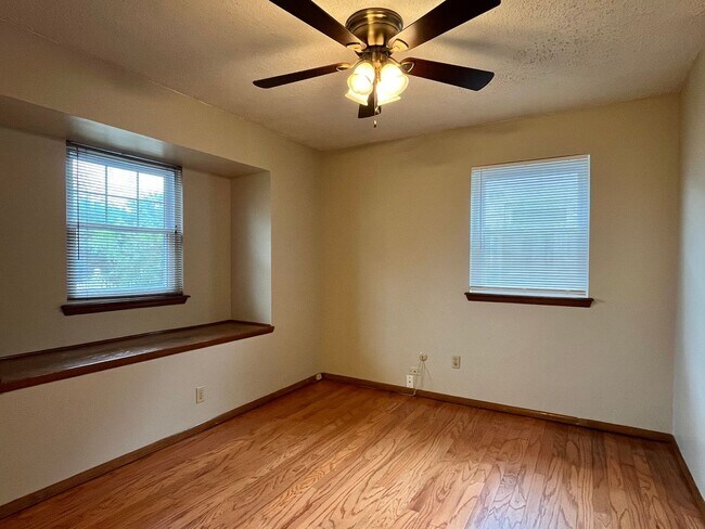 Building Photo - Cute 3 bed 1.5 Bath in Midwest City