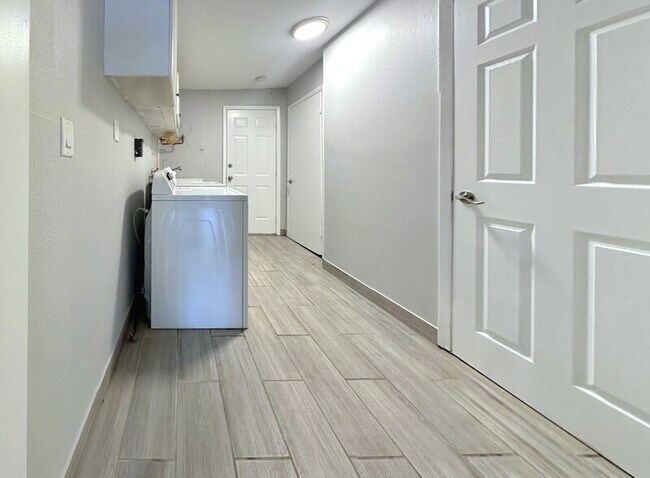 Building Photo - 6475 Cedarbrook Dr