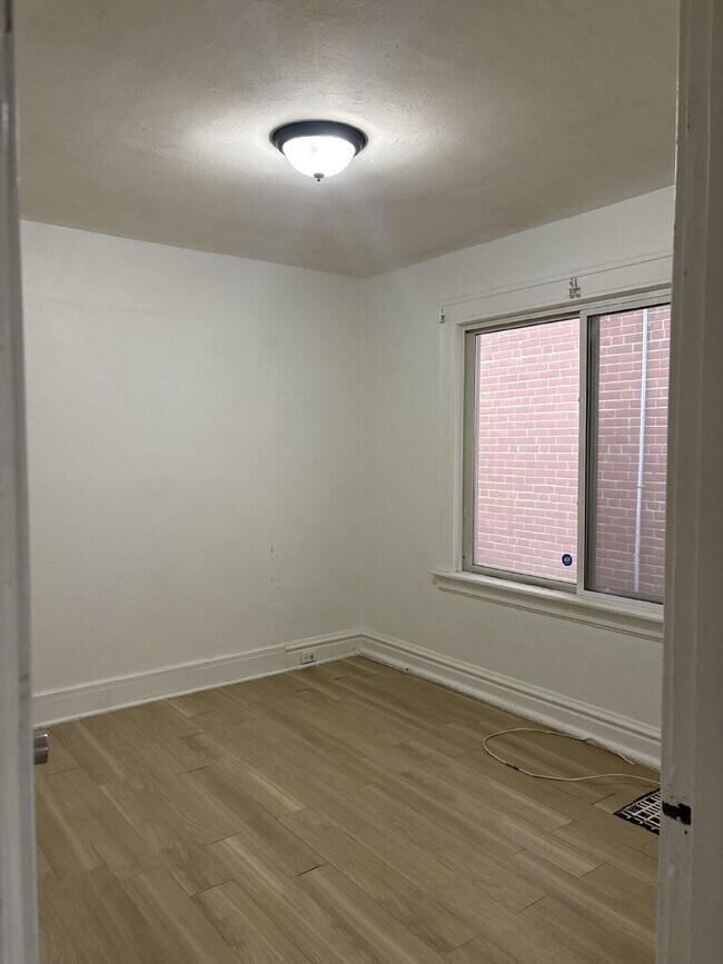 Building Photo - "3-Bed Home on Plover Ave - Cozy Living in...