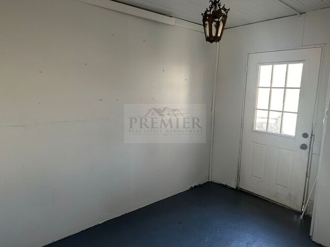 Building Photo - 304 E Monroe St Buckner MO 64016 - 4 bed/ ...