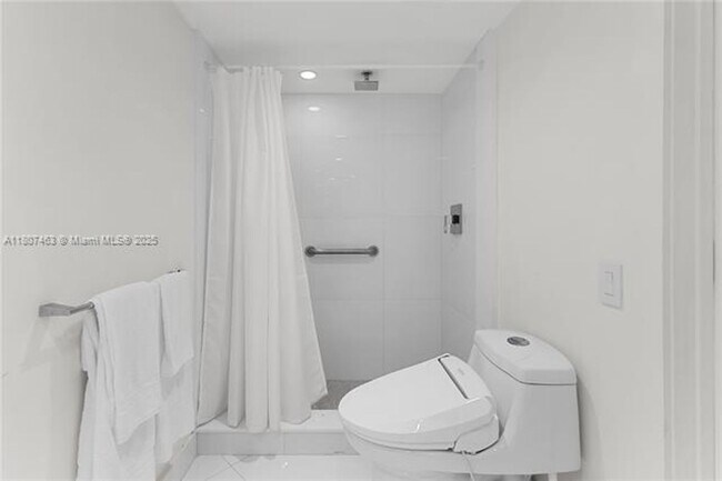 Building Photo - 3640 Yacht Club Dr