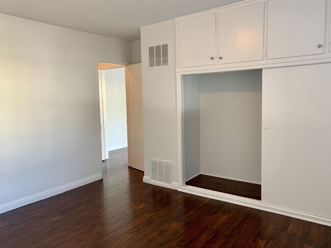 Building Photo - Completely Updated Front Unit