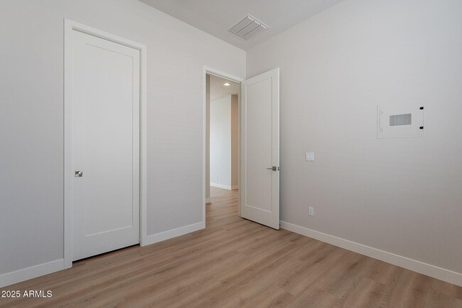 Building Photo - 6041 E Valley Way
