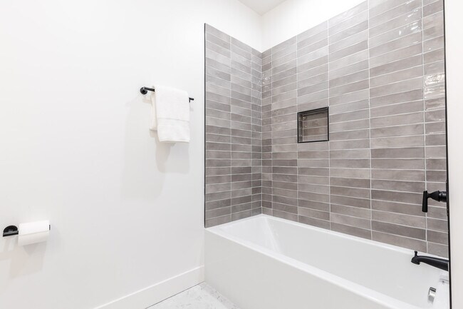 Building Photo - 617 Manhattan Blvd