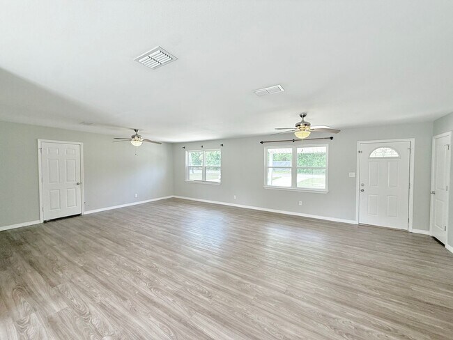 Building Photo - 3-Bedroom Home - Large Yard