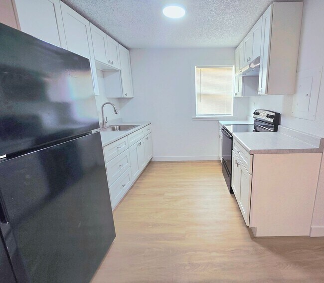 Building Photo - Freshly Remolded 2 Bedroom Apartment Move-...