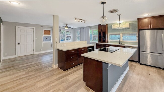 Building Photo - 603 Pila Pl