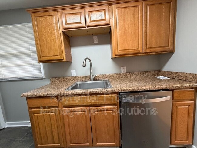 Building Photo - 221 River Rd