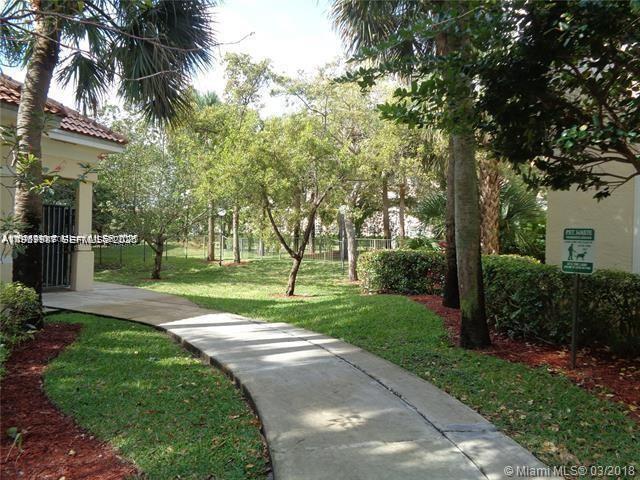 Building Photo - 650 S Park Rd