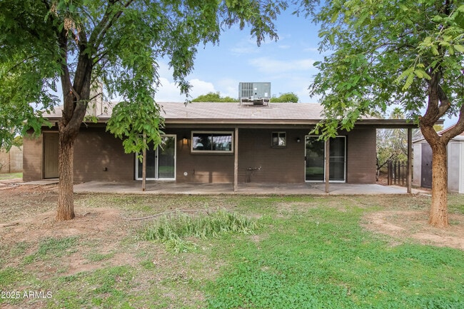 Building Photo - 7619 W Hope Dr