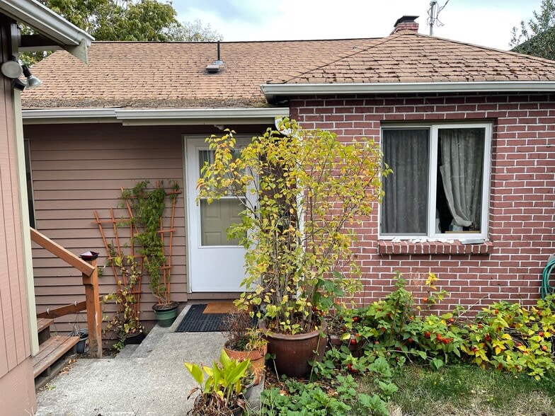 Building Photo - 2111 17th Ave S