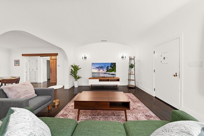 Building Photo - 2624 S Palm Grove Ave