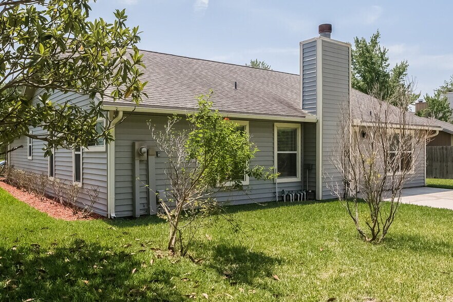 Building Photo - 3379 Deerfield Pointe Dr