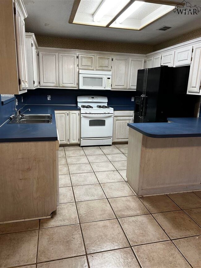 Building Photo - 902 Sugarbush Ln