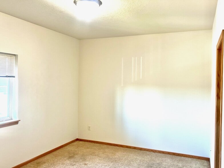 Master Bedroom - 130 Oakridge Ave