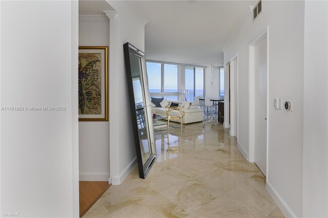 Building Photo - 3 br, 2.5 bath Condo - 6365 Collins Ave Di...