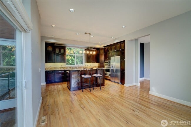 Building Photo - 3bd/3.5ba Kirkland Home