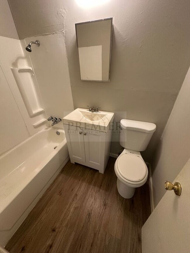 Building Photo - 2 bd/1 ba duplex 6111 E 153rd St #A, Grand...