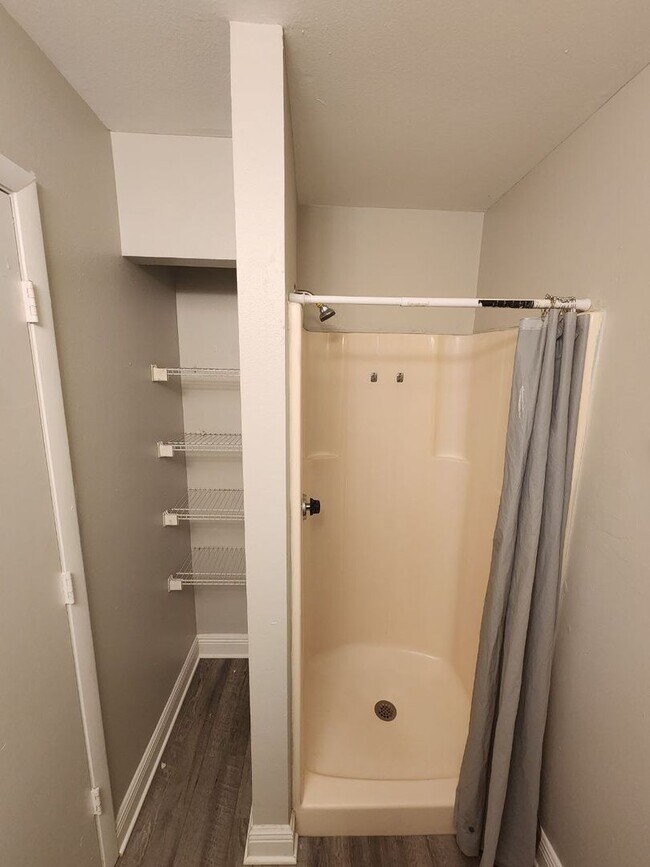 Building Photo - Housing Voucher Accepted -Upgraded 3 Bedroom 2 Bath - Minutes from Super Target and Publix
