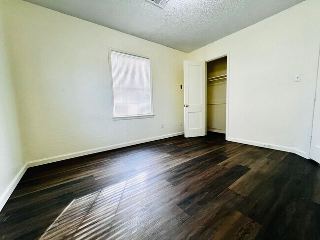 Building Photo - Cute 2BD 1BA Home w/ Bonus Room in Midwest...