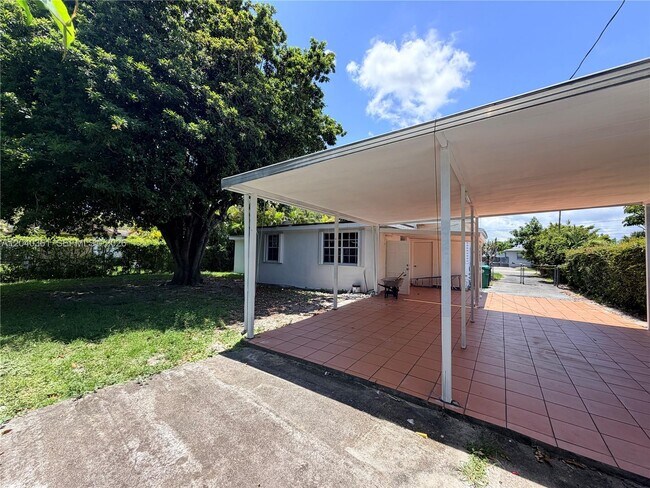 Building Photo - 1525 SW 76th Ct