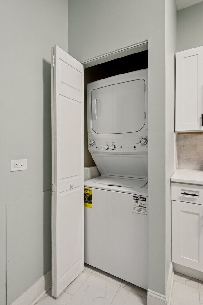 Building Photo - 903 W Addison St