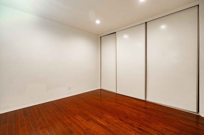 Building Photo - 10506 Sunland Blvd