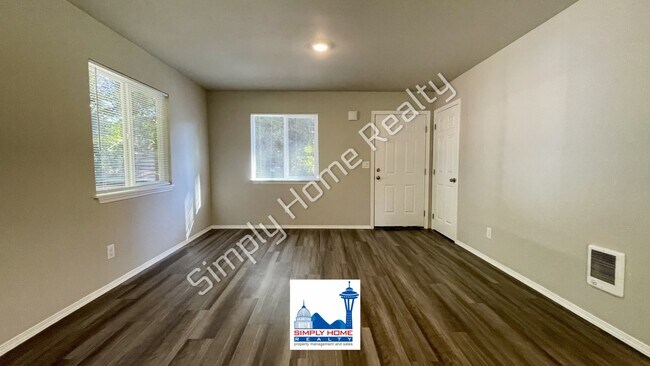 Building Photo - Cute and cozy, newly renovated 3 bedroom tucked inside a charming Tri-plex!