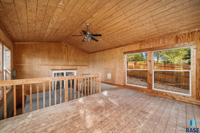 Building Photo - 2412 S Sheffield Cir