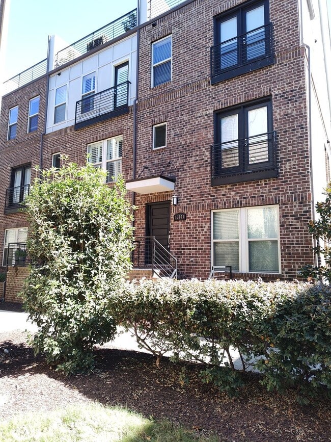 Building Photo - Modern End-Unit Townhome located in the Ce...
