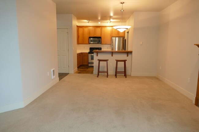 Building Photo - Spacious 1 Bedroom + Office in Desirable G...