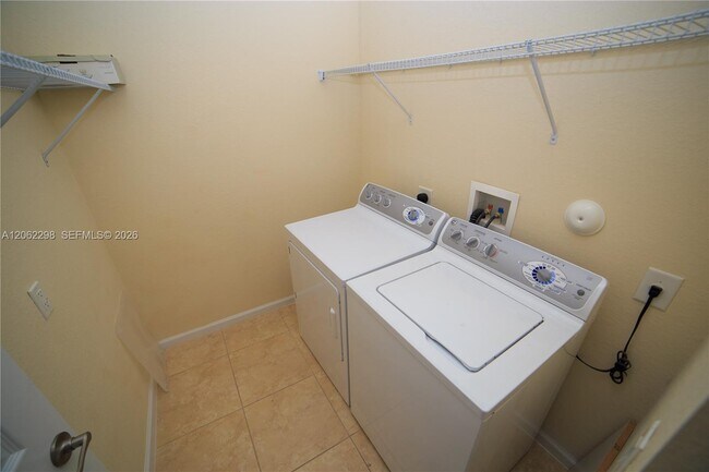 Building Photo - 4501 Mimosa Terrace