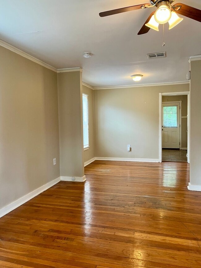 Building Photo - Great location in Garden District seconds from Downtown and LSU!