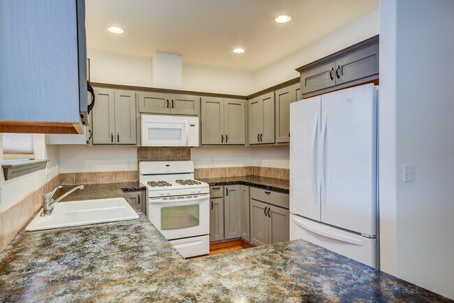 Building Photo - 2 Bed 2 Bath Single-Level Home (55 & over Community) Landscaping Included