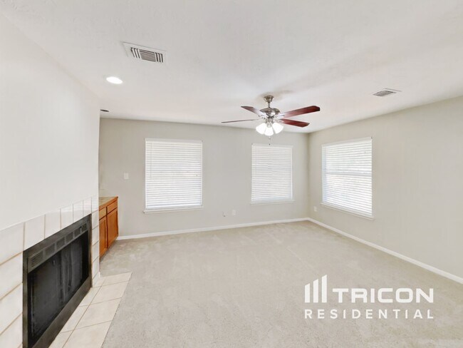 Building Photo - 1919 Creston Dr