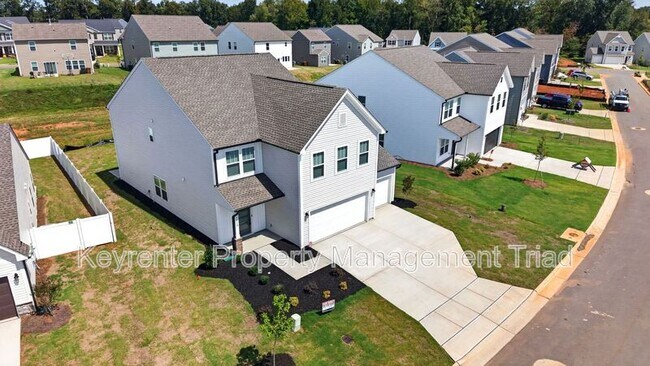 Building Photo - 3012 Highlander Pt