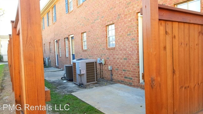 Building Photo - 1 br, 1 bath Room For Rent - 220 Lanier Dr