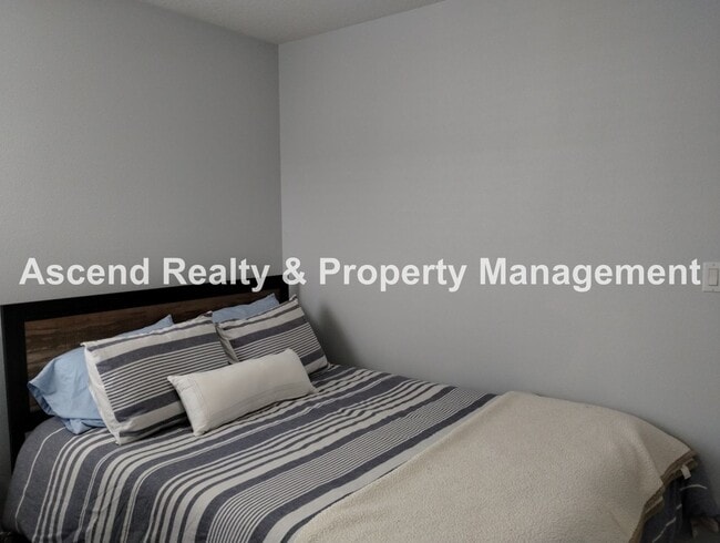 Building Photo - Like New 4 Bed Beauty Full Bed & Bath on M...