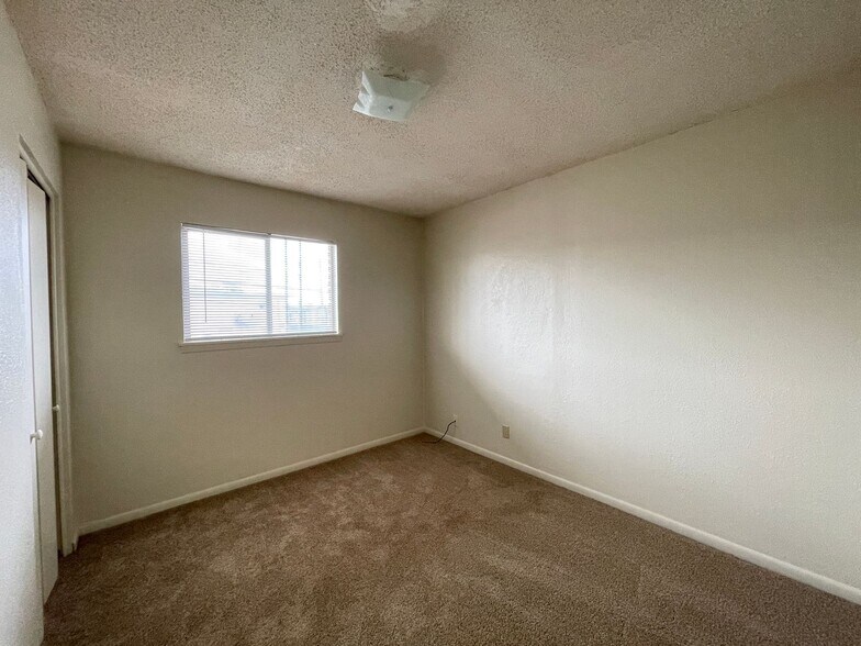Building Photo - 805 W Hallmark Ave