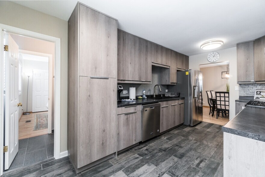 Building Photo - 920 Apple St