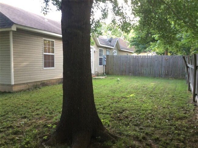 Building Photo - 2082 E Farr Ln