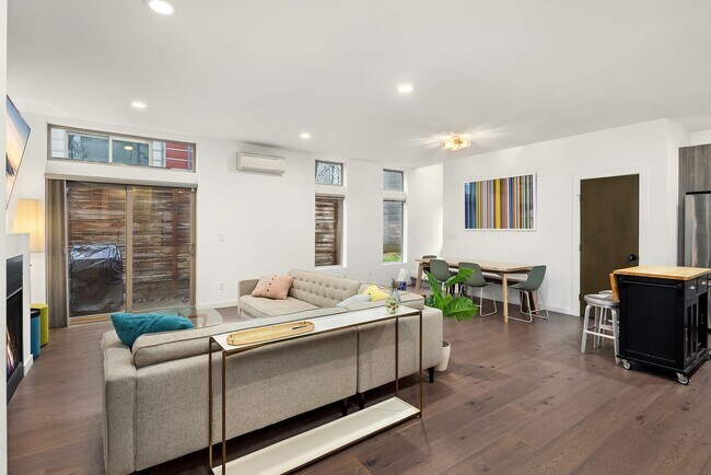 Building Photo - North Beacon Hill Townhome Living!