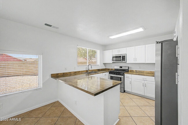 Building Photo - 7637 W North Ln